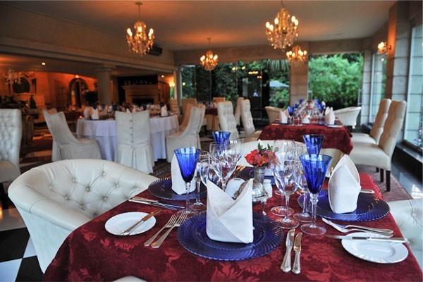 Dinner-setting Fairlawns Hotel dinner setting