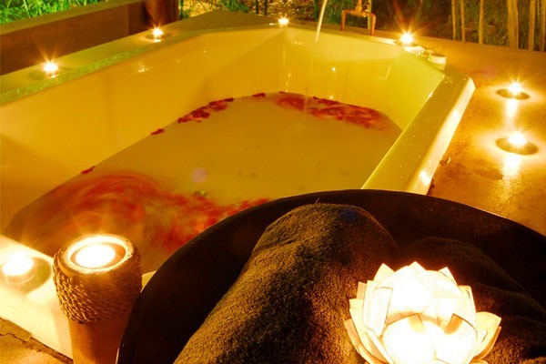 Fairlawns Spa rose petal bath